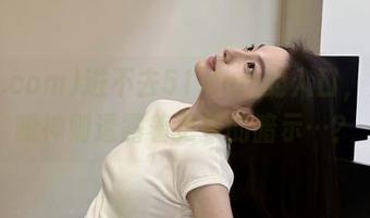 进不去51.com的入口，她的眼神则透露着更多的暗示…？