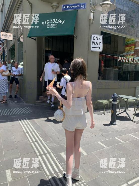 向问，哪种心情适合在“911吃瓜”app上刷？是哈哈还是哼哼？