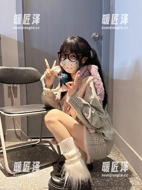 iOS也能追热点，五一吃瓜网官网入口随你进，瓜田野花等着你来。