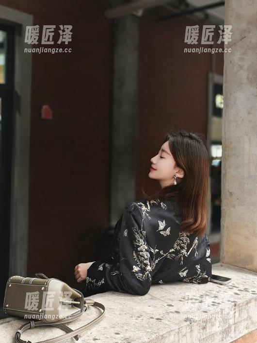 黑料视频网 尝试走上“黑料视频网”的另类线路,就像穿越迷雾,千奇百怪尽在眼前。